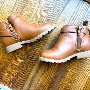 Old Navy toddler girls faux leather booties. Brown, size 8. Great condition.